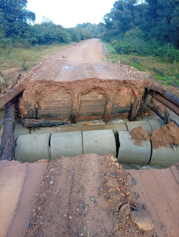 Chuvarada derrubou ponte em Santa Bárbara 