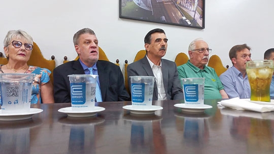 Copinhos da Corsan retirados de solenidade