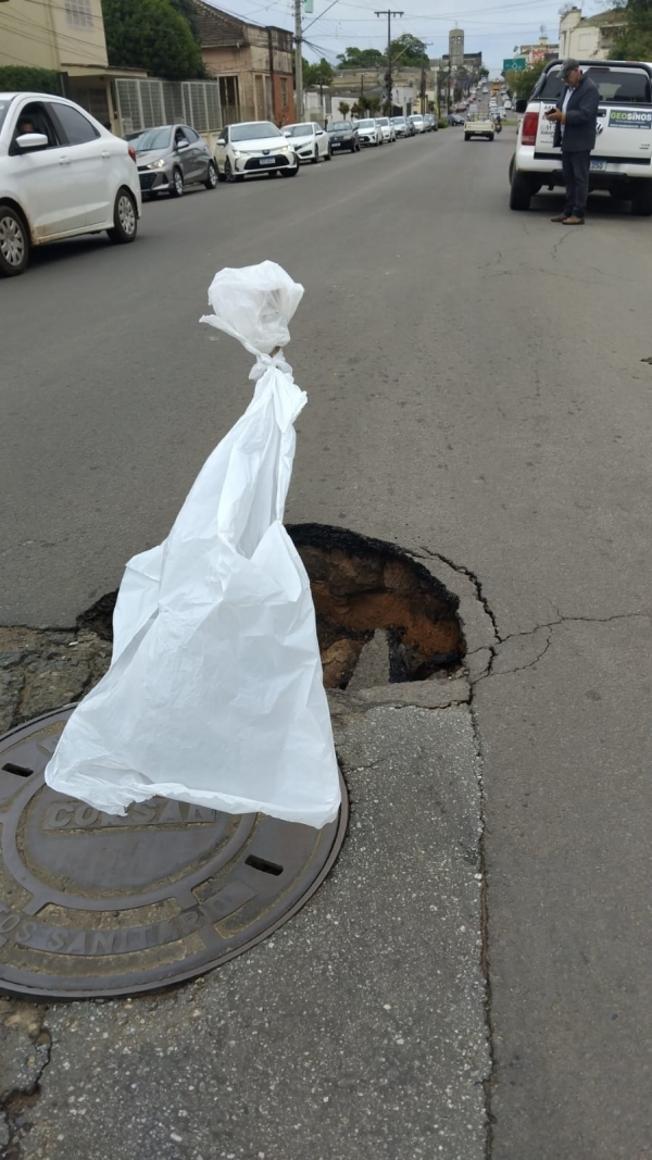 Buraco gera risco de acidente na Avenida Brasil