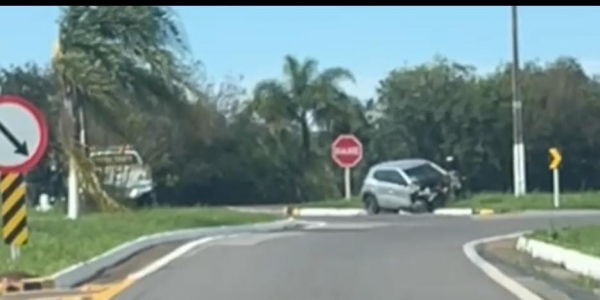 Colisão entre carro e carreta leva motorista para a UPA 