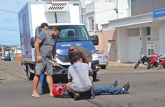 Motociclista fica ferido em acidente