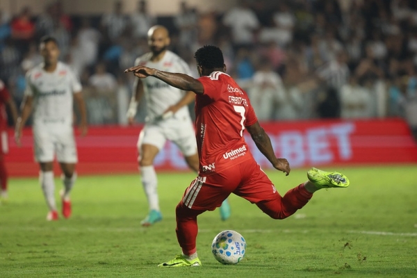 Carbonero garante primeira vitória do Inter no Brasileirão