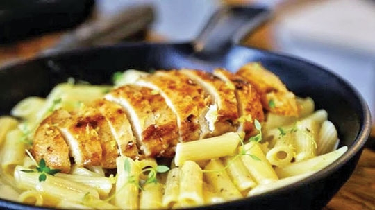 Penne ao limão siciliano com frango dourado