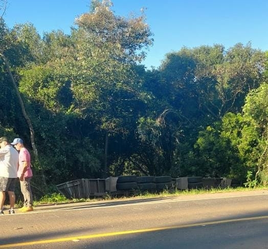 Acidente deixa feridos na BR 153