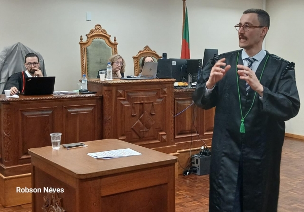 Condenada por assassinato pega 16 anos de prisão em Cachoeira