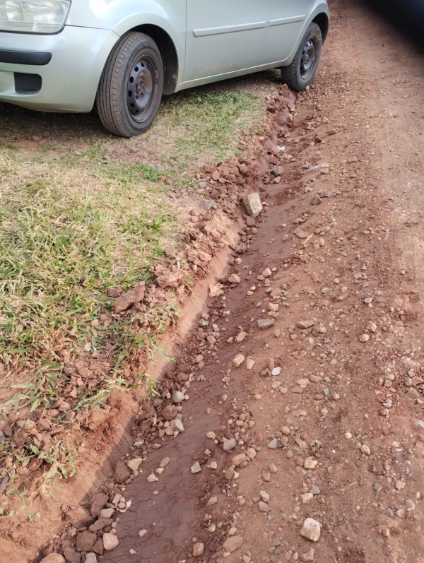 Moradores relatam de valetas deixadas após patrolamento no Bairro Noêmia 