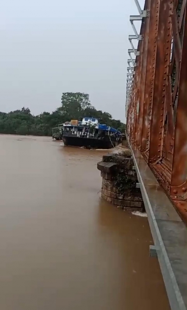 Barcos ficam trancados na ponte férrea do Rio Jacuí 