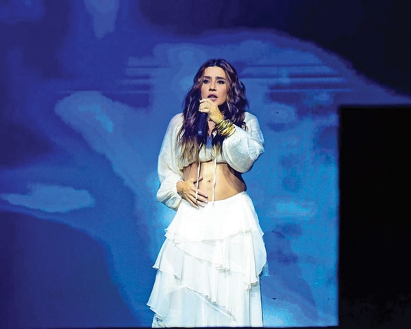 Lauana Prado anuncia gravidez durante show