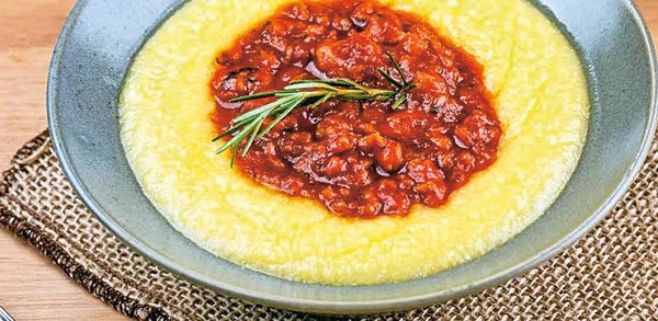 Polenta cremosa com ragu rápido de linguiça