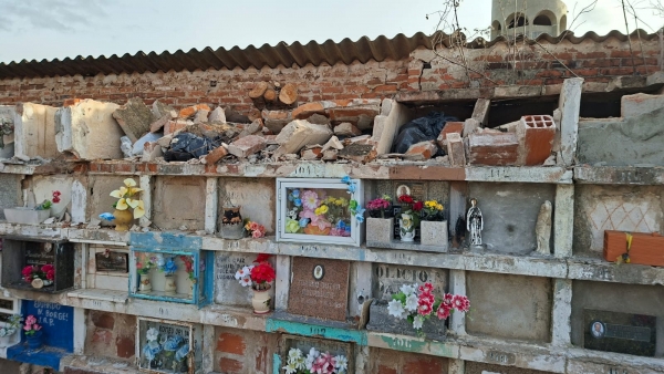 Árvore caiu e destruiu sepulturas no Cemitério Municipal