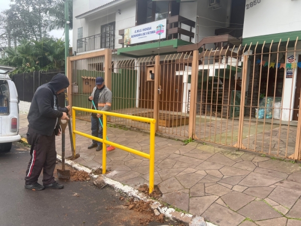 Departamento de Trânsito instalou guarda-corpos em escolas municipais 