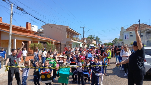 Escola Adventista promove “carrinhada” no Dia do Trânsito
