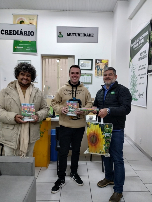 Afubra doa kits escolares para a Secretaria de Educação