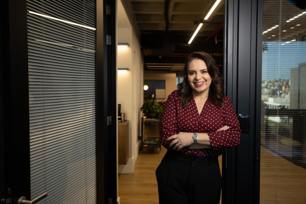 Soraia Hanna autografa livro sobre reputação e gestão de crises