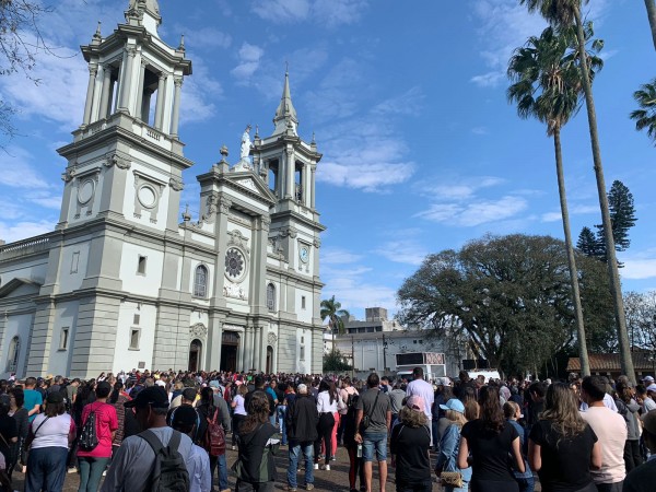 Concentração em frente à Catedral antes da procissão