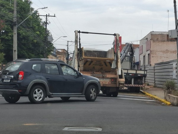 Caminhão estacionado dificulta obriga outro caminhão a invadir a mão contrária para manobrar