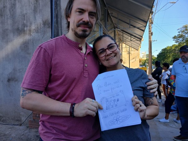 Michelle e Christensen Svoboda, de Porto Alegre, com carta recebida pela sua filha.
