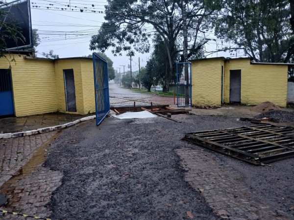 Obras estão sendo realizadas no portão de acesso superior.