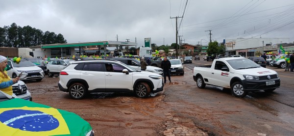 Saída da carreata foi do posto de combustíveis do Bairro Marina.