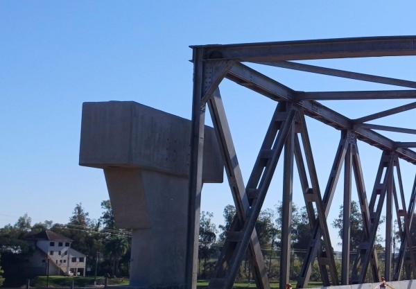 Pilares serão necessários para a elevação de 3,10 metros da Ponte do Fandango.