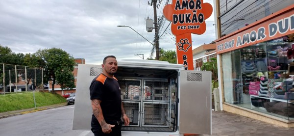Veículo comporta até seis animais.