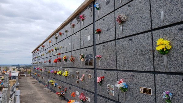 Parte do Cemitério das Irmandades ficou colorida com as flores.