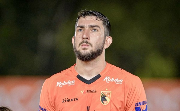 Adriel é destaque na zaga do Santa Catarina