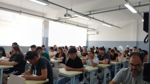 48 aguardaram a aprovação em sala de aula da UFSM/CS nesta quinta-feira.