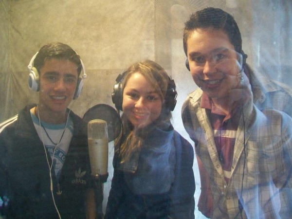 
Andressa Moura (c) durante gravação do hino nacional no Ciep Virgilino Jayme Zinn