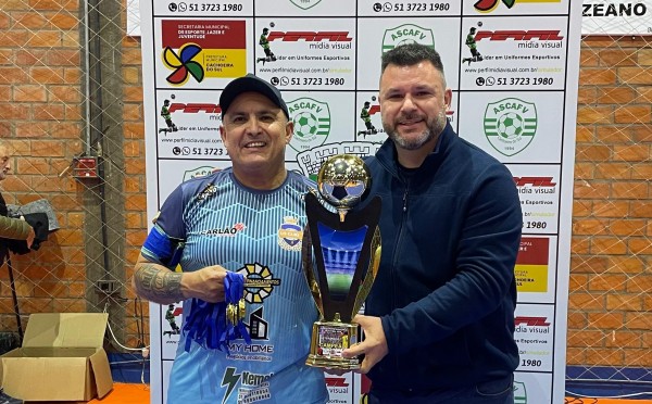 Everton com o troféu de campeão 
