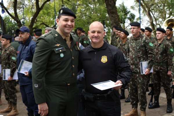 Comandante Riele com o agente penal Bruno Pereira